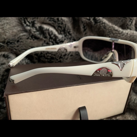 Louis Vuitton Sunglasses- Iris Mask Ivory - Picture 4 of 5
